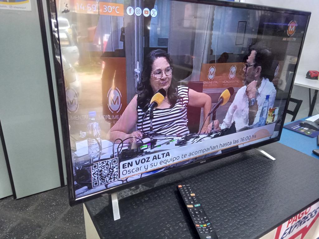 Televisor Led Smart De 43 '' Marca Tokyo Modelo Toktcled43s Con Control Usado En Buen Estado Acc 2 PatitasControl Sin Tapa