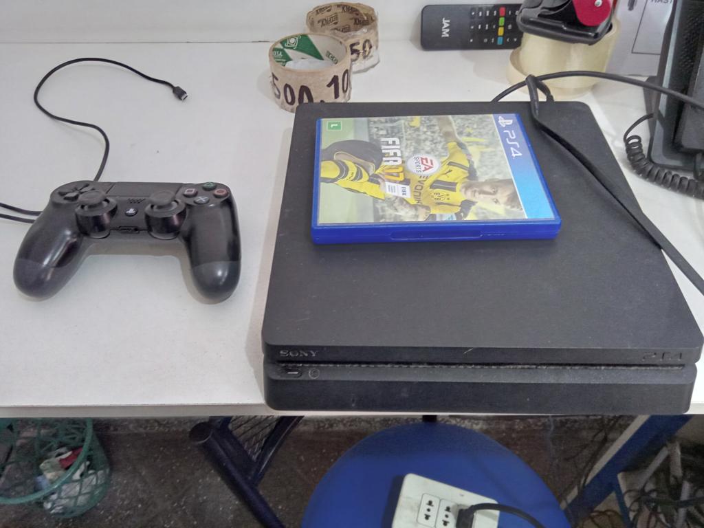 Juego Electronico Ps4 Marca Sony Modelo Cuh-2115a Disco Duro 400 Gb Con Control Sin Caja Usado En Buen Estado Acc Cable CteCable HdmiUsb1 Control NegroUn Disco Fifa17