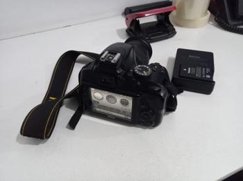 Camara Fotografica Profesional Marca Nikon Modelo D3400 Usado En Buen Estado Con No Tiene Acc 1 Cargador2 BateriasCorreaLente Dx 18-55mm