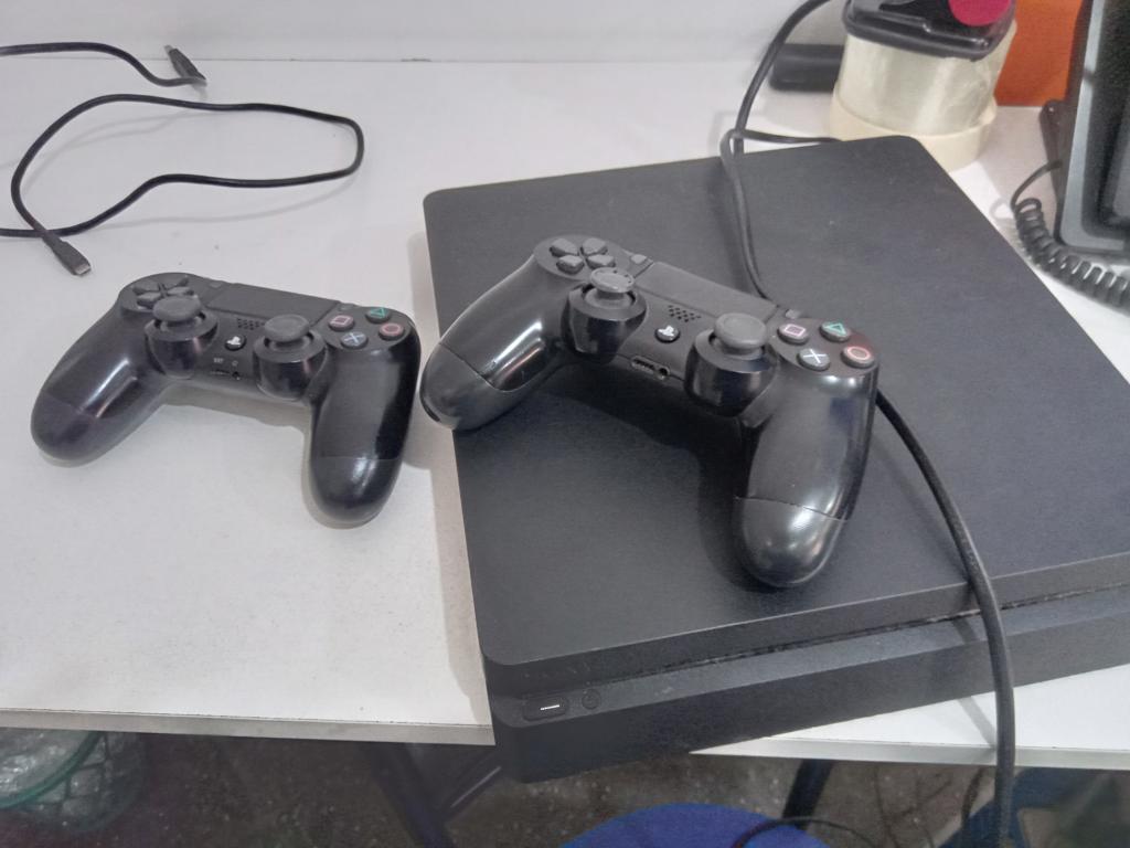 Juego Electronico Ps4 Marca Sony Modelo Cuh-2215b Disco Duro 900 Gb Con Control Sin Caja Usado En Buen Estado Acc 2 Controles NegroCable CteHdmiCable Usb