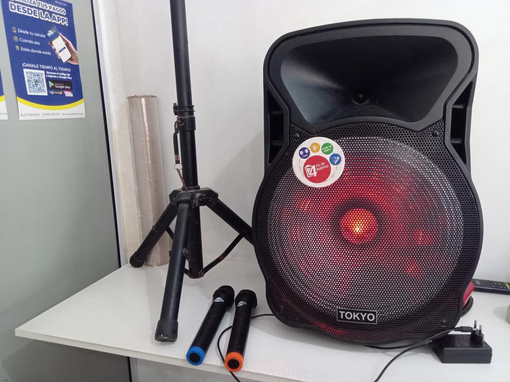 Caja De Sonido Amplificada Marca Tokyo Modelo Eltpparty15-N Sin Control Usado En Buen Estado Acc Trípode 2 Micrófonos