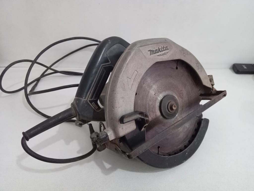 Sierra Tipo Circular Marca Makita. Modelo M5801 Usado En Buen Estado Acc Disco