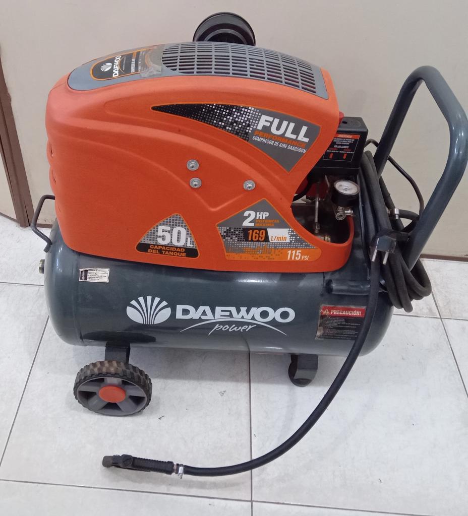 Compresor De Aire Marca Daewoo. Modelo Daac50dn Potencia Hp 2 Usado En Buen Estado Acc Con Manguera Con PicoDos ManometrosCable PowerDos Ruedas Y Manija
