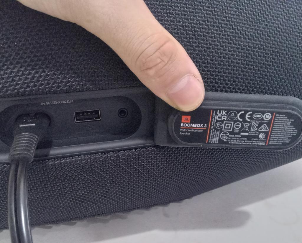 Foto 3 de Parlante Portatil Marca Jbl Modelo Boombox 3 Usado En Buen Estado Con Cable Power Acc No Tiene