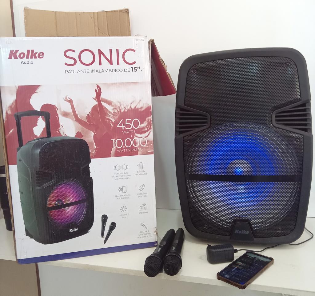 Caja De Sonido Amplificada Marca Kolke Modelo Kpb157 Sin Control Usado-En-Buen-Estado Acc Con Dos MicrofonosDos Ruedas Y Manija