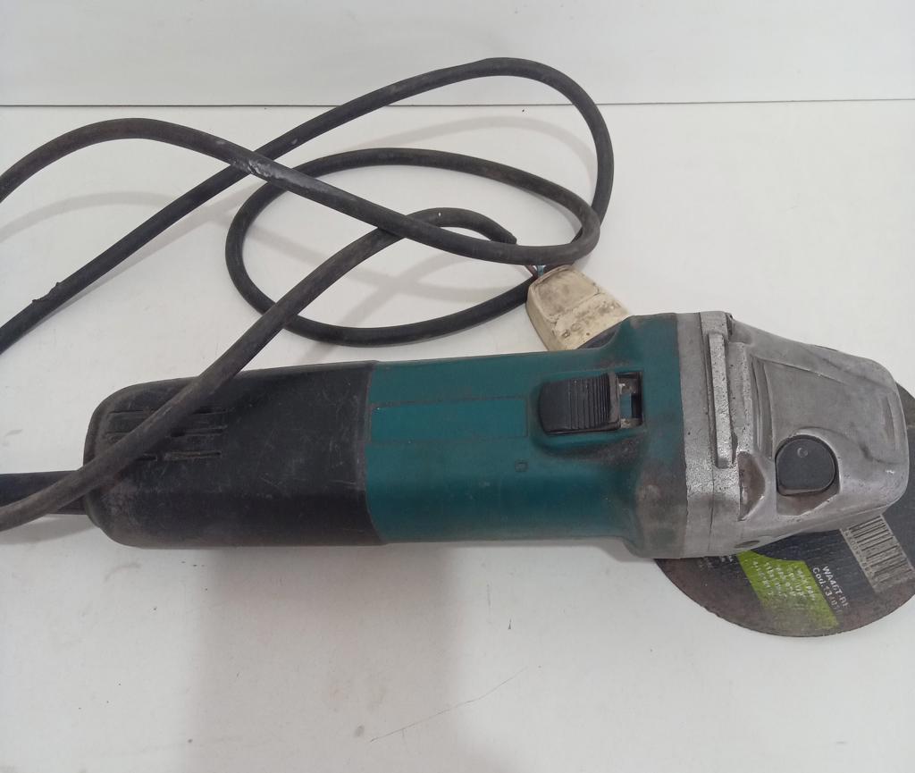 Foto 2 de Pulidora Marca Makita Modelo 9557hn Tamaño Pequeño Usado En Buen Estado Acc Con Disco