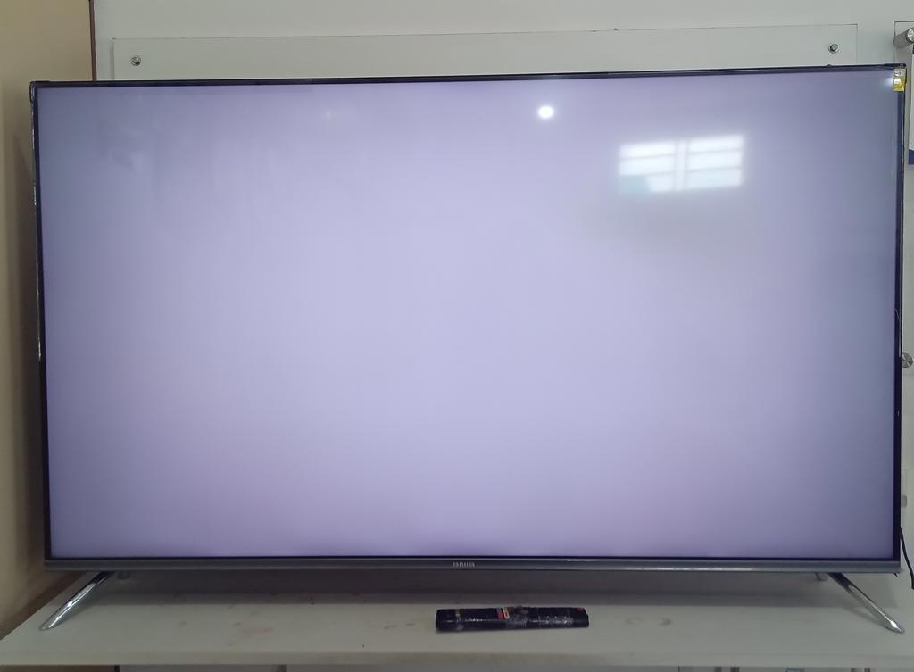 Televisor Led Smart De 55 '' Marca Aiwa Modelo Aw55b4qfg Con Control Usado En Buen Estado Acc Con Par De Patitas Y Cable Power