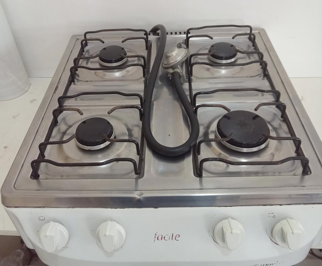 Cocina A Gas Marca Mueller Modelo Facile Usado En Buen Estado Acc Con Cuetro HornallaManguera De Gas
