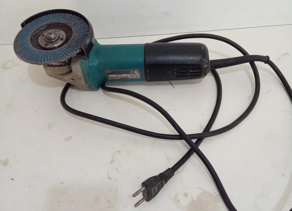 Pulidora Marca Makita Modelo 9557hn Tamaño Pequeño Usado En Buen Estado Acc Con Disco Y Protector