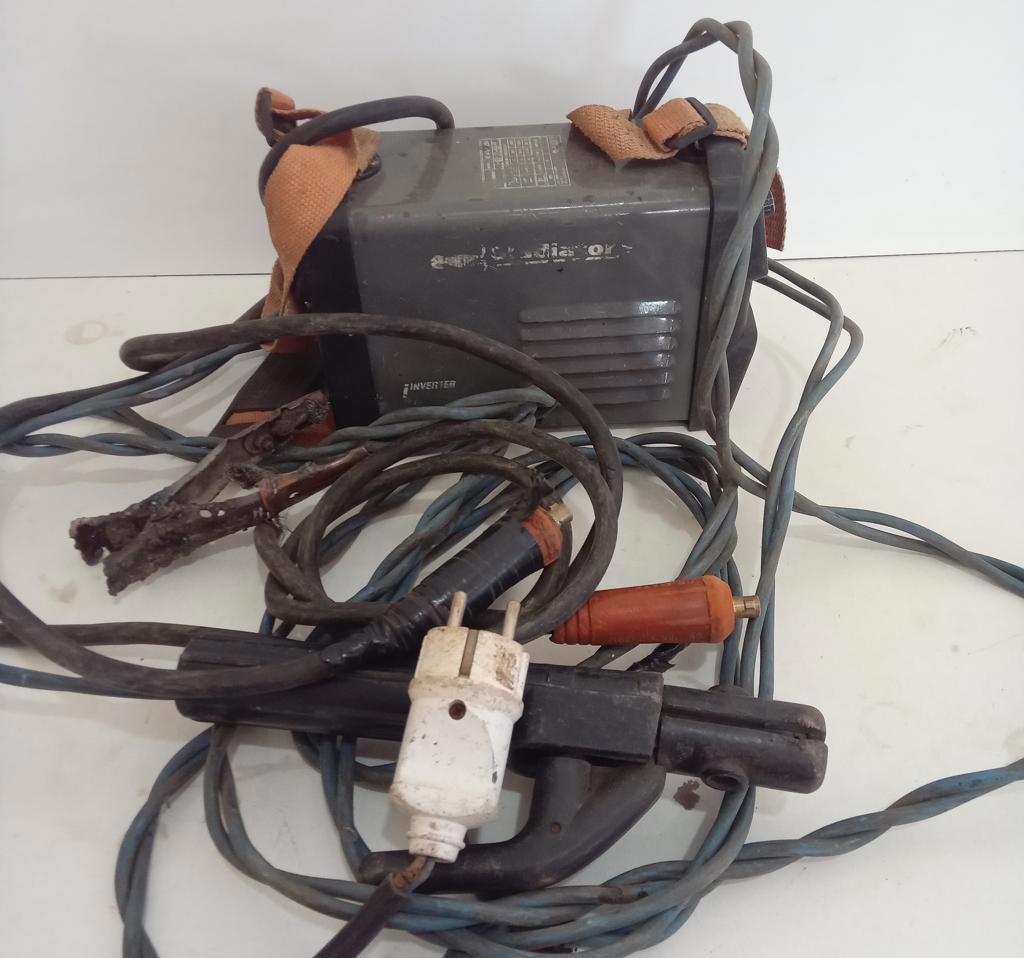 Soldador Marca Gladiator Modelo Ie4140/220 Usado En Buen Estado Acc Con Pinza Negativo Y PositivoCinta Colgante