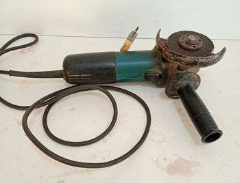 Pulidora Marca Makita Modelo 9557hn Tamaño Pequeño Usado En Buen Estado Acc Con Protector Disco Y Manija