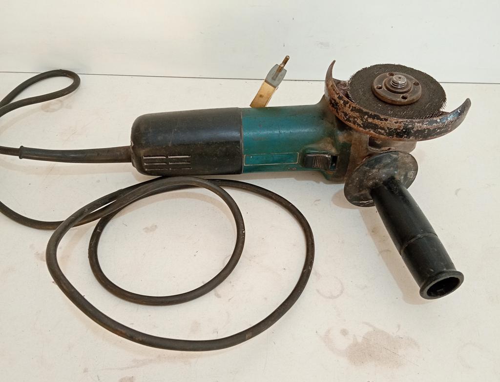 Pulidora Marca Makita Modelo 9557hn Tamaño Pequeño Usado En Buen Estado Acc Con Protector Disco Y Manija