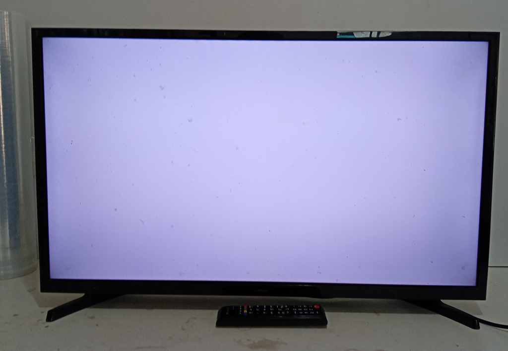 Televisor Led Smart De 32 '' Marca Samsung Modelo Un32t4202ag Con Control Usado En Buen Estado Acc Con Par De Patitas Y Cable Power