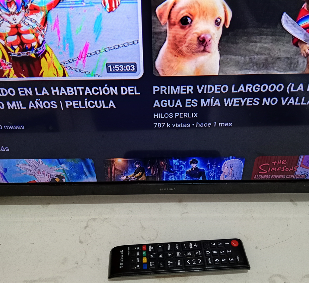 Foto 2 de Televisor Led Smart De 32 '' Marca Samsung Modelo Un32t4202ag Con Control Usado En Buen Estado Acc Con Par De Patitas Y Cable Power