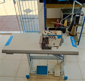 Maquina De Coser Industrial Tipo Overlook Marca Jack Modelo E4s-4-M03/333 Usado En Buen Estado Acc Con Soporte De HilosMesadaPedal