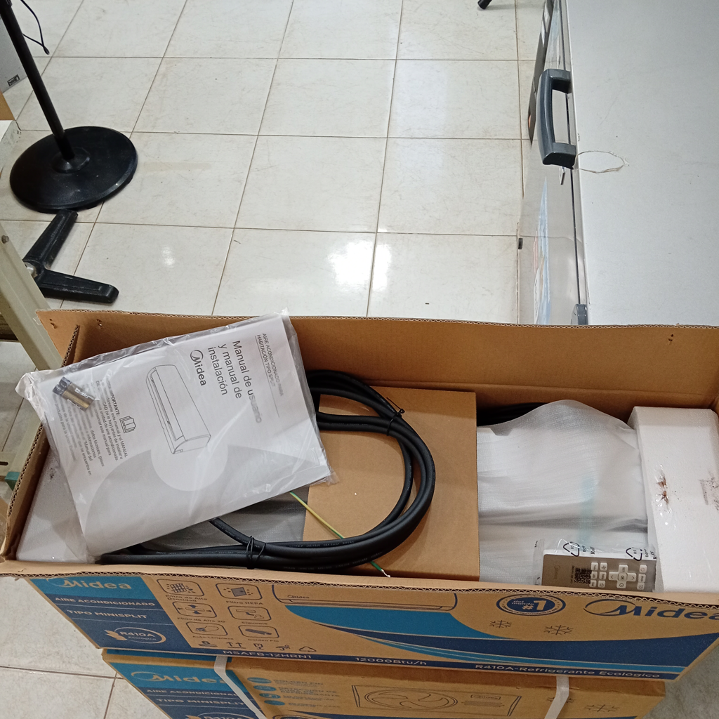 Foto 2 de Aire Acondicionado Tipo Split Marca Midea Potencia Btu 12.000 Con Kit Instalacion Con Control Modelo Msafb-12hrn1 Nuevo Sin Uso Con Caja Acc No Tiene