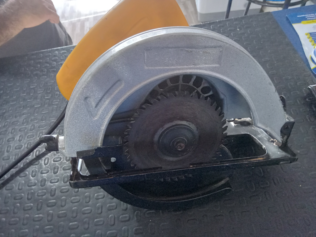 Sierra Tipo Circular Marca Safarimax Modelo Et1359 Usado En Buen Estado Acc Disco De Corte