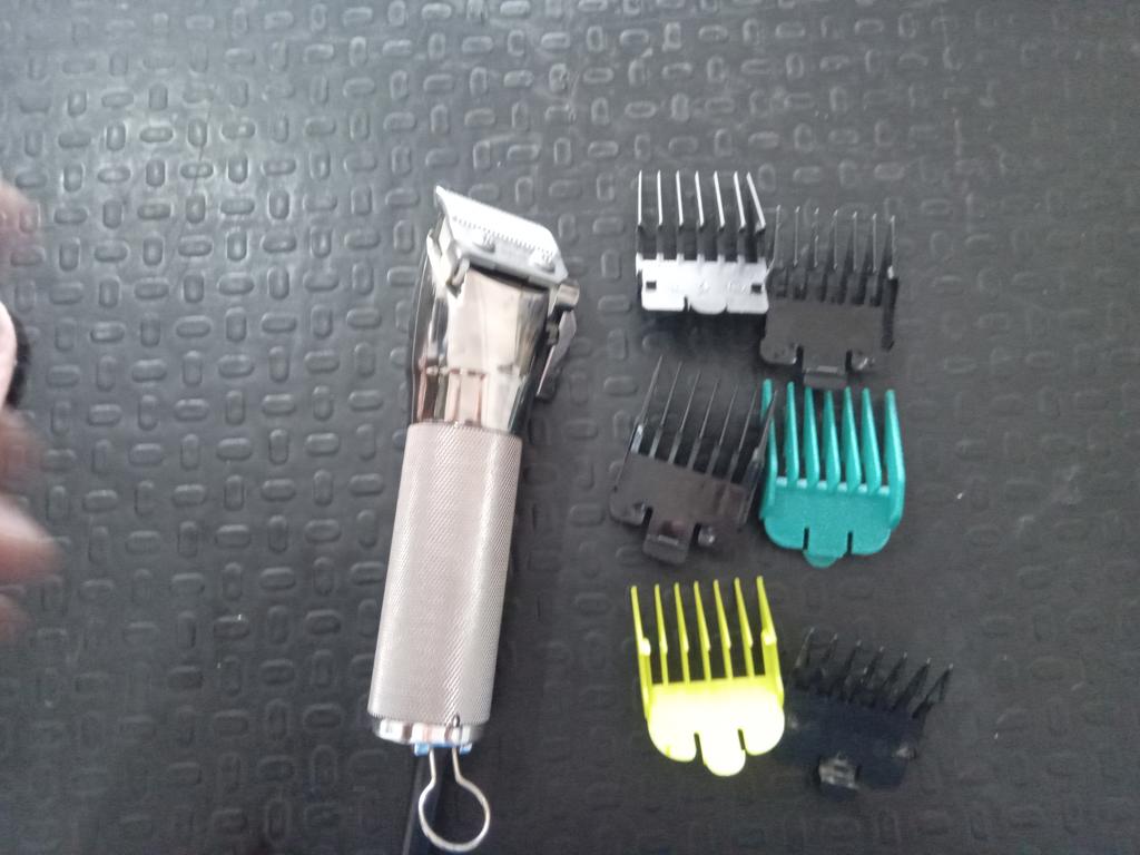 Maquina De Cortar Cabello Marca Babyliss Modelo No Tiene Usado En Buen Estado Acc 6 Cepillos