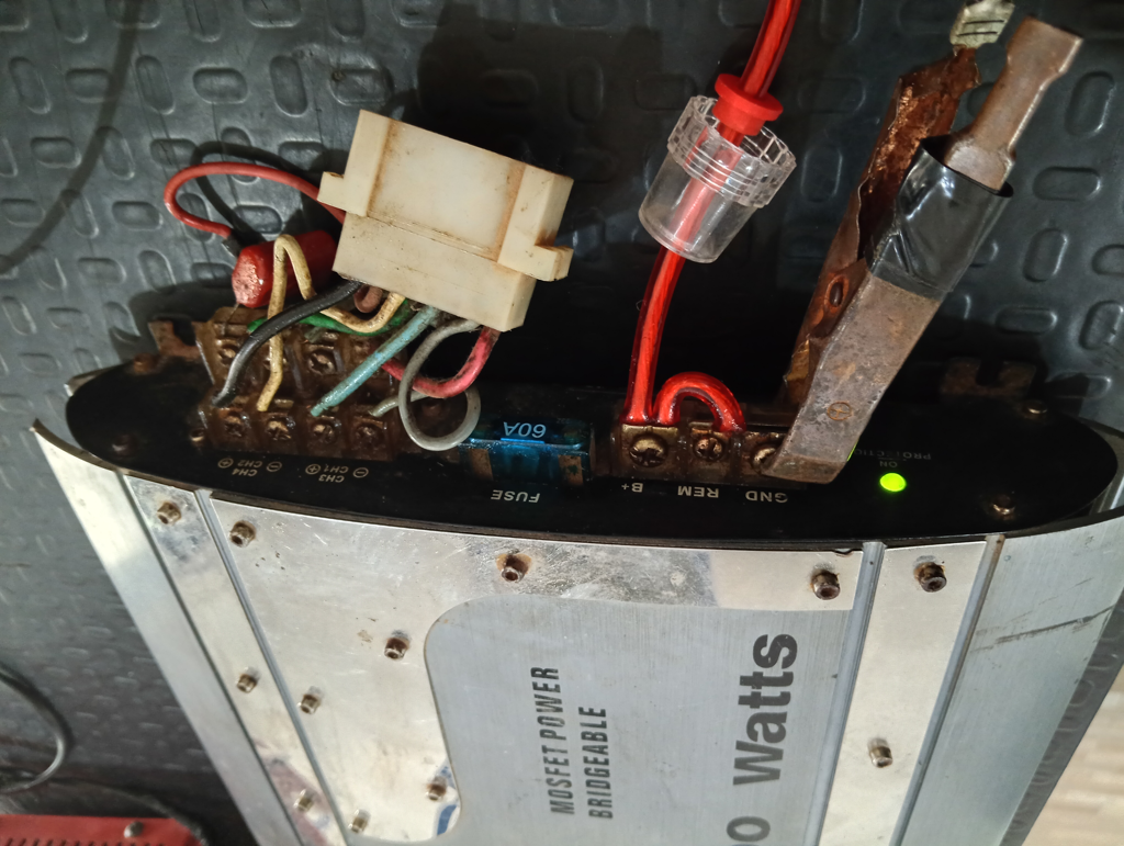 Amplificador De Sonido P/ Automovil Marca B-Buster Modelo Mosfert Power Usado En Buen Estado Acc No Tiene