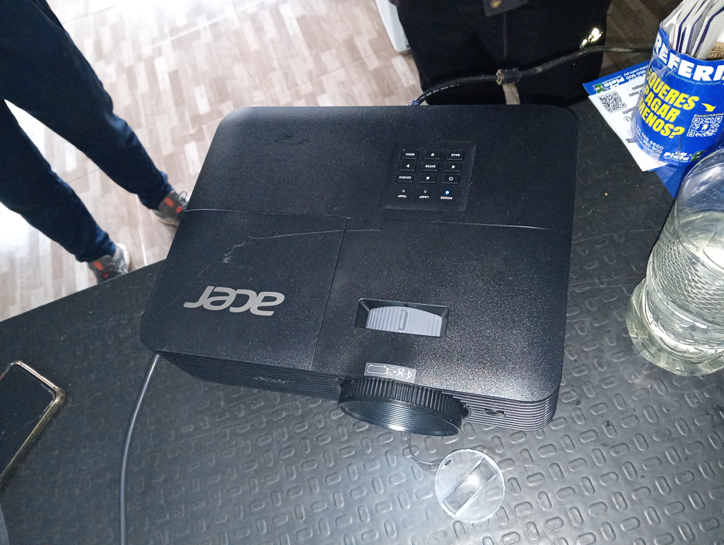 Proyector De Imagen Marca Acer Con Control Modelo Dnx1843 Lumenes No Tiene Usado En Buen Estado Acc Maleta Manual Cable Power Control