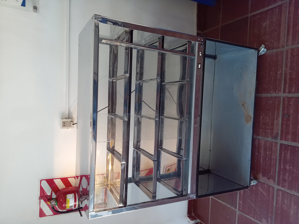Exhibidor De Alimentos Marca Modelo Usado En Buen Estado Acc 4rueditas Corredisas1foco12 Bandejas Para Empanadas2puerta Corredisa