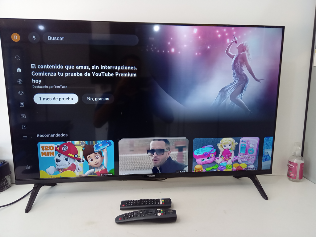 Televisor Led Smart De 43 '' Marca Tokyo Modelo Tvtokff43wb Con Control Usado En Buen Estado Acc Par De Patitas