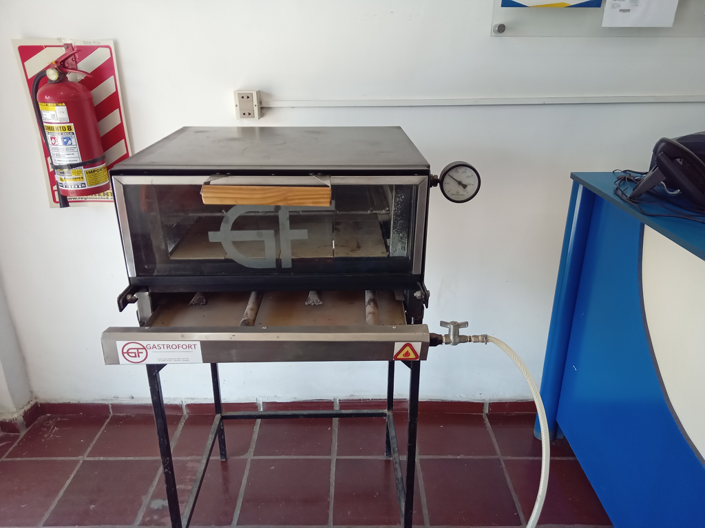 Horno Pizzero Marca Gastrfort Modelo Tamaño En Cm 95 Nro Acc 1manguera Conector De Gas1manometro De Temperatura1parrilla8ladrillos.1tapa De Vidrio Con Manija