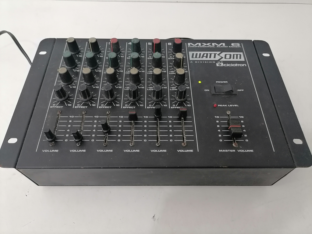 Consola De Sonido Marca Wastt Som Modelo Mxm6 Nro Usado Con Desgaste Acc Cable Cte De 6canales