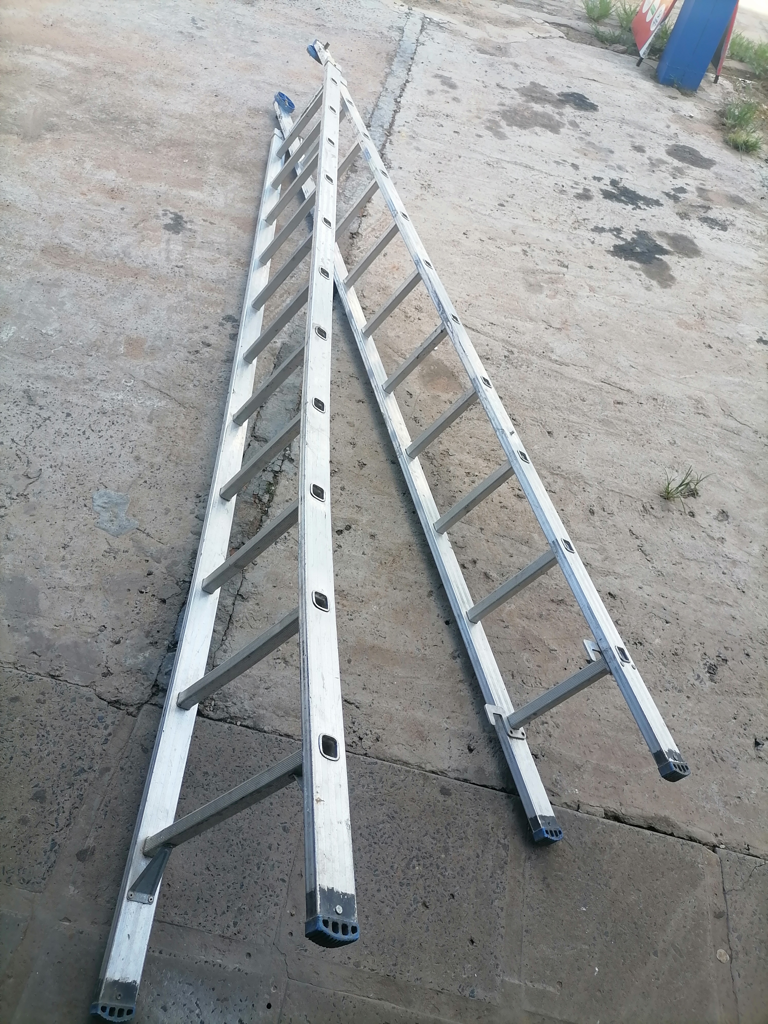 Escalera Marca Altura 4 M Cap 150 Kg. Usado En Buen Estado Acc 2par De Rueditas De Ajuste