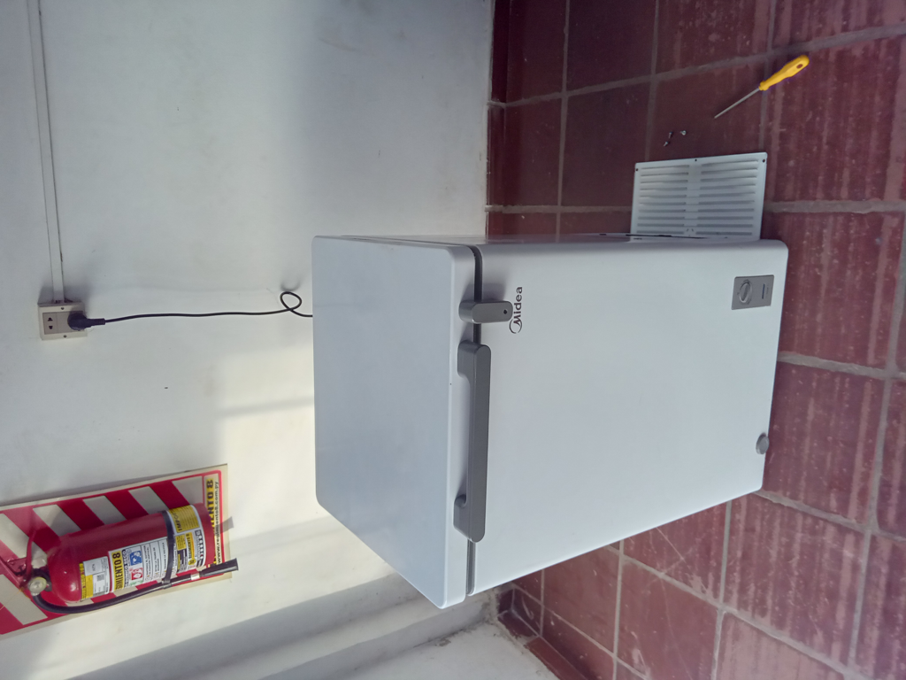 Congeladora / Frezzer Marca Midea Litros 142 Modelo Mdrc142fzg01 Usado En Buen Estado Acc 1canastoLuz Interna