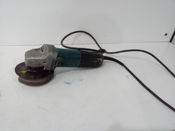 Pulidora Marca Makita Modelo 9557hn Tamaño Pequeño Usado En Buen Estado Acc Protector Disco