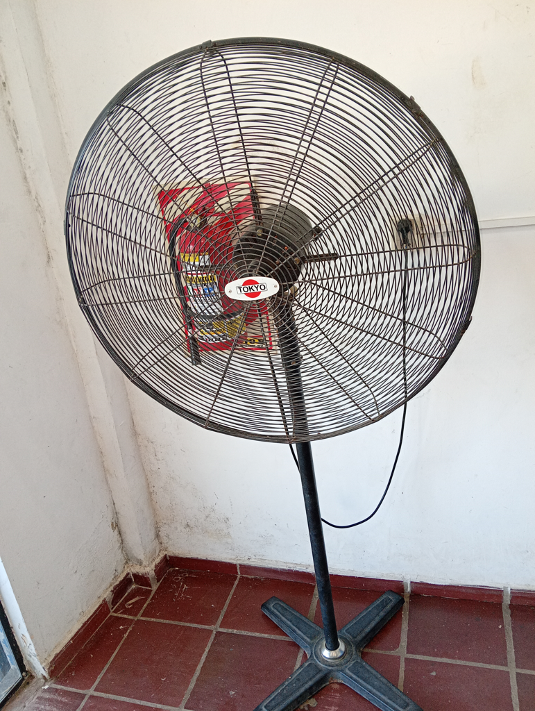 Ventilador 3 Velocidades Marca Tokyo Modelo Vtokp1130-Ar Usado Con Desgaste Acc 4aspas Con Raspaduras Ajado