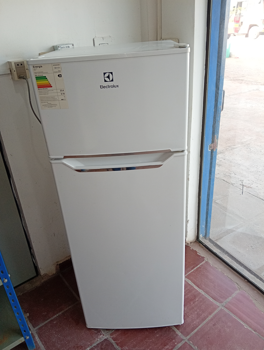 Heladera Marca Electrolux Modelo Erty20g5hvw Usado En Buen Estado Litros 207 Acc Luz Interna2cubetera Para Huevo3portabotella4divisoria De Vidrio1portavino1nevera De Arriba Con Divisoria1frutera Con Tapa
