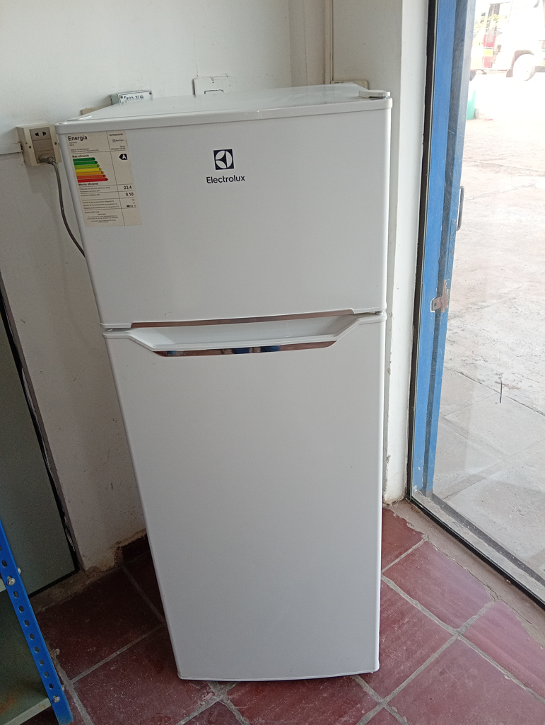 Heladera Marca Electrolux Modelo Erty20g5hvw Usado En Buen Estado Litros 207 Acc Luz Interna2cubetera Para Huevo3portabotella4divisoria De Vidrio1portavino1nevera De Arriba Con Divisoria1frutera Con Tapa