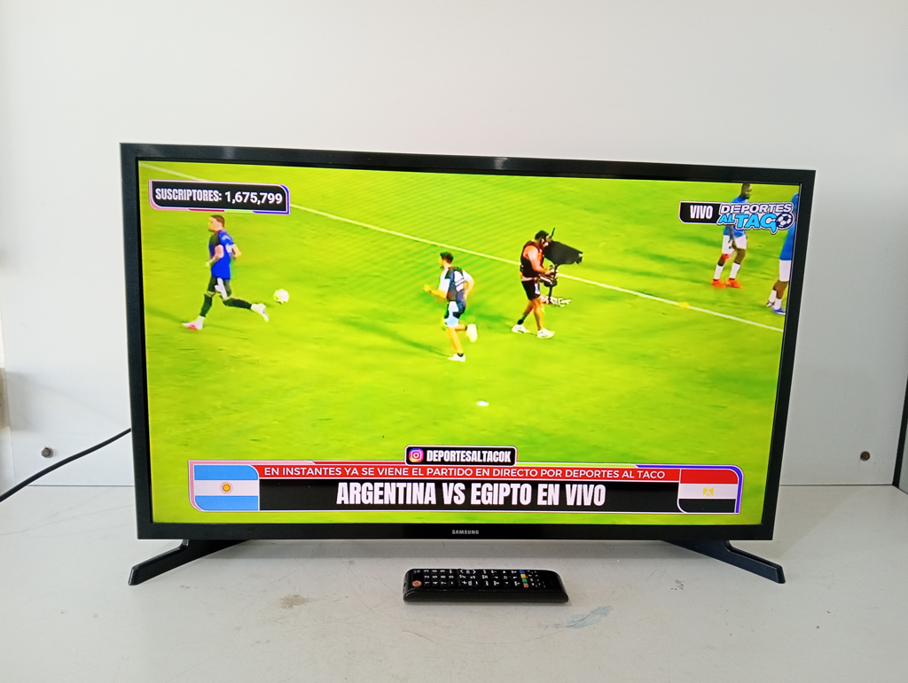 Televisor Led Smart De 32 '' Marca Samsung Modelo Un32t400ag Con Control Usado En Buen Estado Acc Par De PatitasCable Power