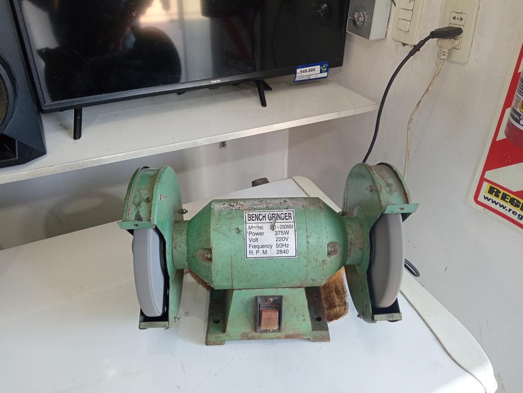 Esmeril Marca Bench Grinder Modelo Mo-200mm Usado En Buen Estado Acc No Tiene