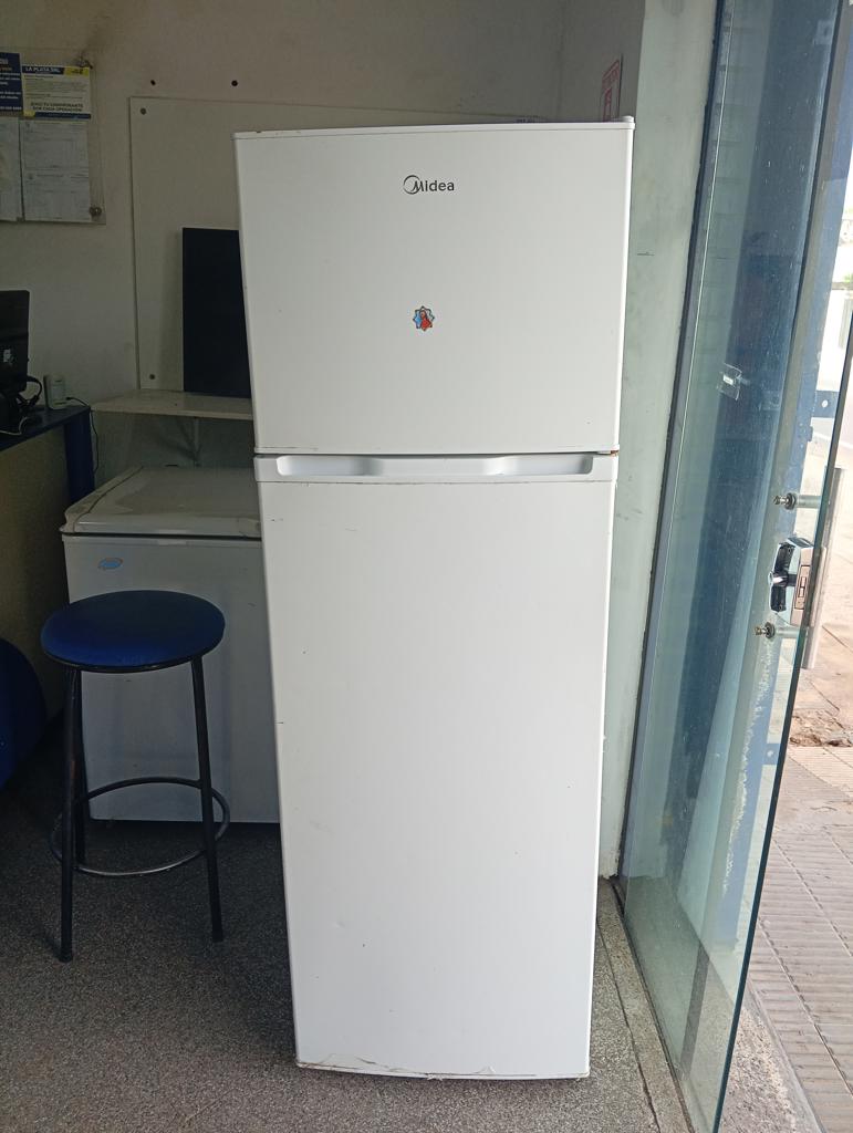Heladera Marca Midea Modelo Mdrt362fgg01 Usado En Buen Estado Litros 257 Acc 2 Portavasos.3 Divisorias De Plastico