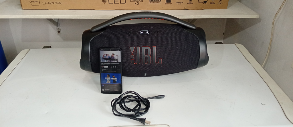 Parlante Portatil Marca Jbl Modelo Bomboox 3 Usado En Buen Estado Con Cable Corriente Acc No Tiene