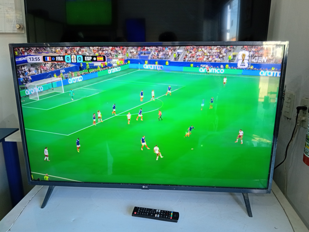 Televisor Led Smart De 43 '' Marca Lg Modelo 43lm6370psb Con Control Usado En Buen Estado Acc Par De Patitas De PedestalCable Corriente