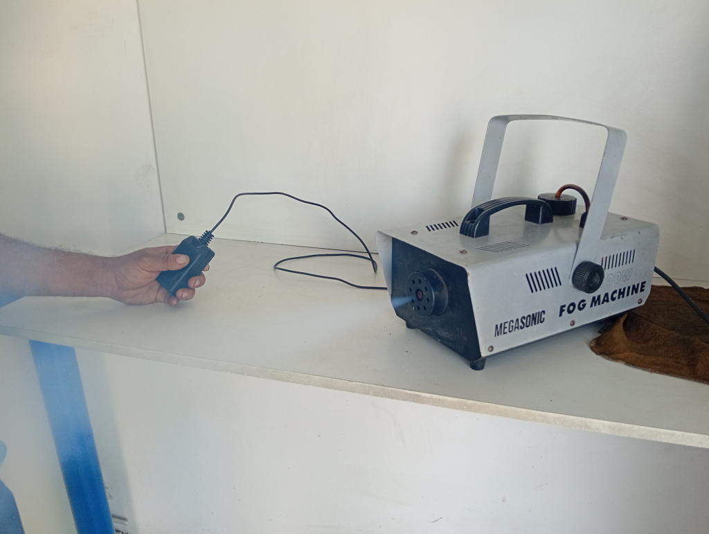 Lanza Humo Potencia Watts 1200w Marca Megasonic Modelo Fog Machine Usado En Buen Estado Con No Tiene Acc Con Interruptor