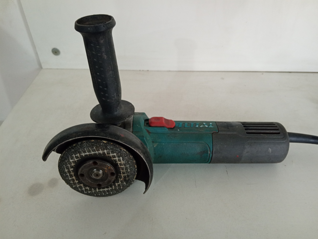 Pulidora Marca Total Modelo Tg10711576 Tamaño Pequeño Usado En Buen Estado Acc Con Protector De DiscoDisco De CorteCon Manija
