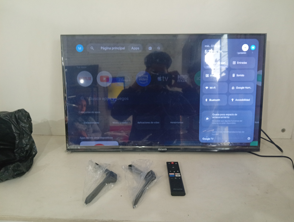 Televisor Led Smart De 32 '' Marca Aiwa. Modelo Aw32b4sm Con Control Usado En Buen Estado Acc Cable CorrientePar De Patitas De Pedestal
