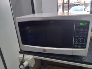 Microondas Marca Tokyo Modelo Edtmtok28en-N Usado En Buen Estado Acc Un Plato De Vidrio