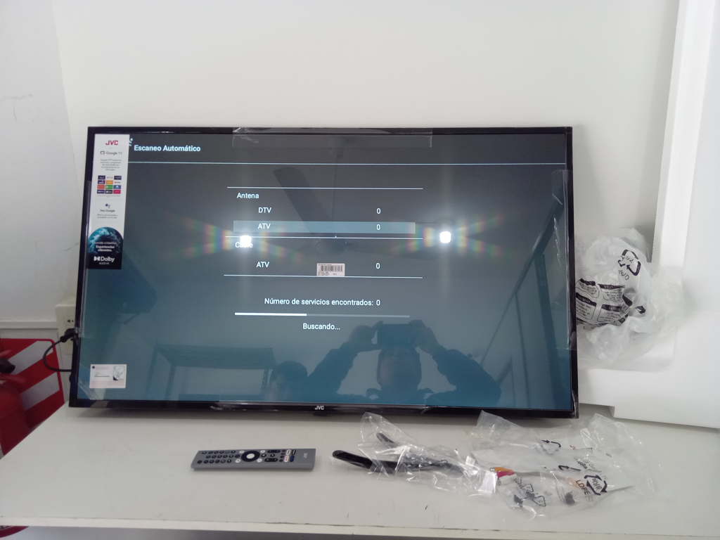Televisor Led Smart De 43 '' Marca Jvc Modelo Lt-43kb338 Con Control Nuevo Sin Uso Acc PatitasPar De PilasCable AudiovideoControl