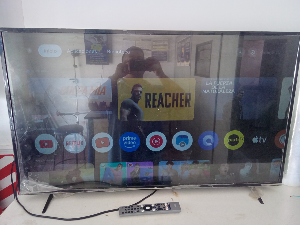 Televisor Led Smart De 43 '' Marca Jvc Modelo Lt-43kb338 Con Control Usado En Buen Estado Acc Par De PatitasControlCable Power