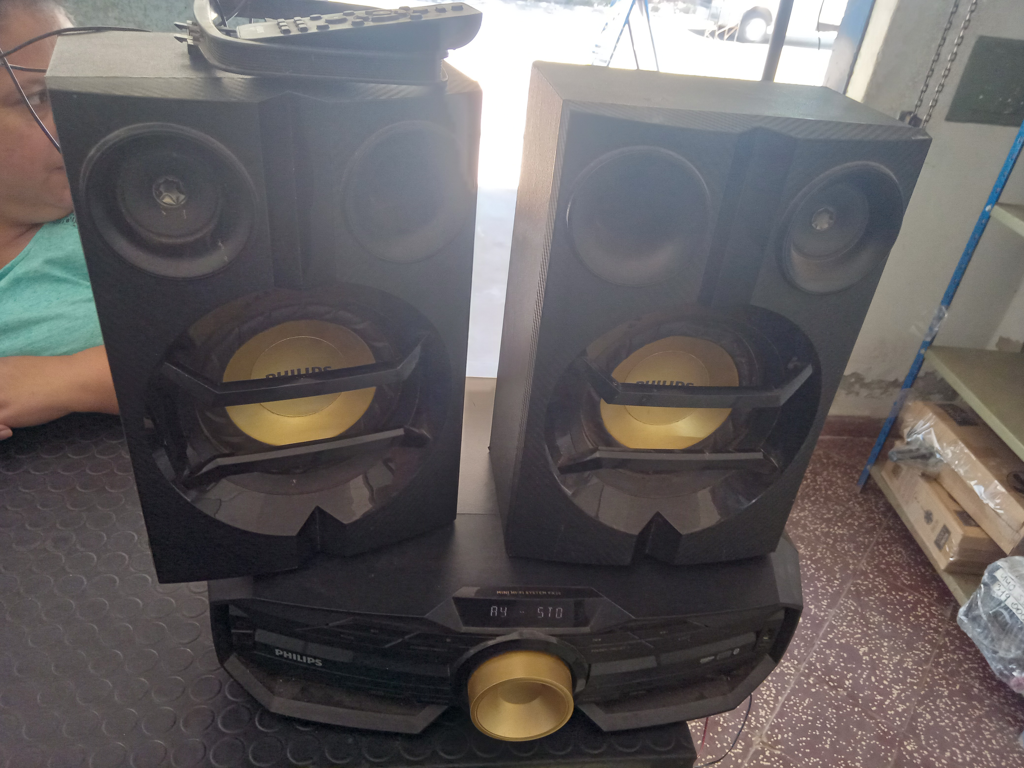 Equipo De Sonido Marca Philips Con Control Modelo Fx20/55 Usado En Buen Estado Acc 2 ParlantesCable CorrienteAntena