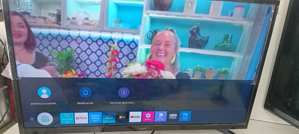 Televisor Led Smart De 32 '' Marca Samsung Modelo Un32t4202ag Sin Control Usado En Buen Estado Acc Par De PatasAntena Digital