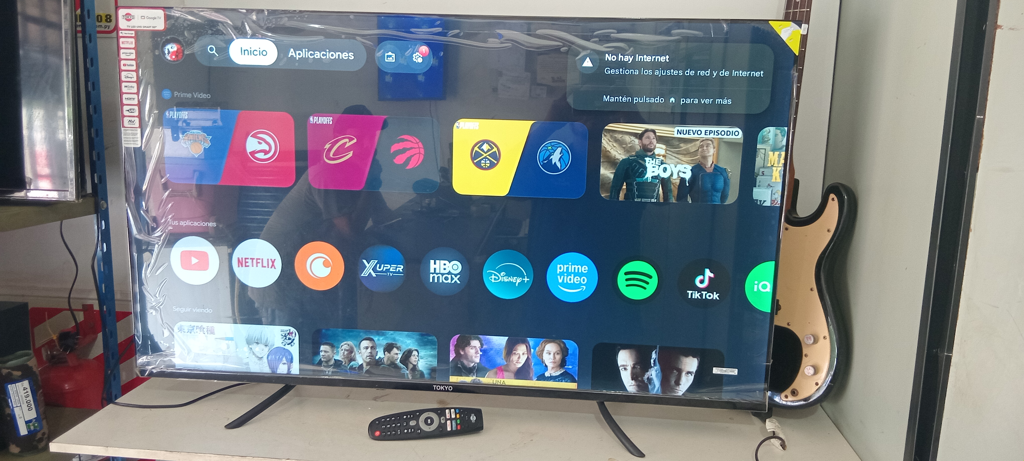 Televisor Led Smart De 50 '' Marca Tokyo Modelo Tvtokuf50gtv Con Control Usado En Buen Estado Acc ControlPar De Patas