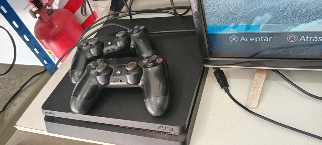 Juego Electronico Ps4 Marca Sony Modelo Cuh-201sa Disco Duro 500 Gb Con Control Sin Caja Usado En Buen Estado Acc Cable PowerCable HdmiCable Usb Carga Control2 Controles