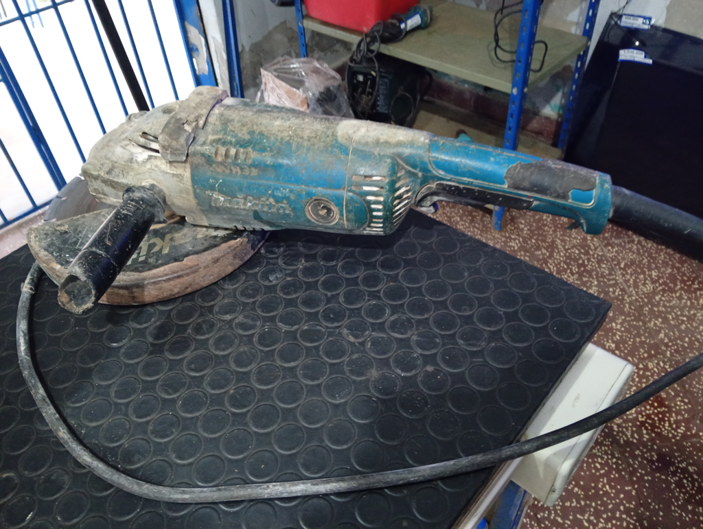 Pulidora Marca Makita Modelo Ga9020 Tamaño Grande Usado En Buen Estado Acc DiscoManijaProtector